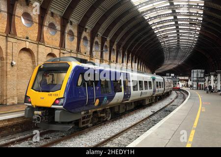 Northern Class 195 CAF-Built 'Civity' Diesel Multiple Unit Nr. 195133 am Bahnhof York, Großbritannien. Stockfoto