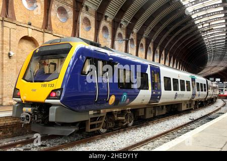 Northern Class 195 CAF-Built 'Civity' Diesel Multiple Unit Nr. 195133 am Bahnhof York, Großbritannien. Stockfoto