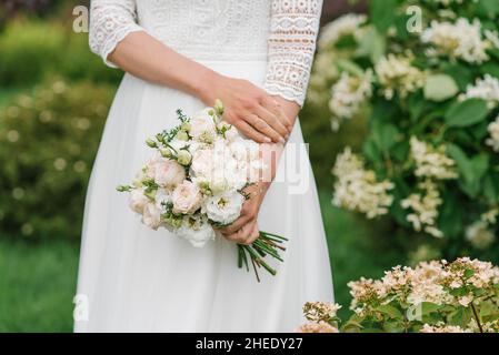 Schöne zarte Hochzeit Blumenstrauß in den Händen der Braut Stockfoto