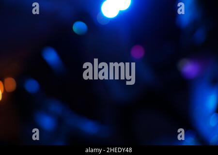 Verblenkte Nachtszene im Party-Nachtclub. Bokeh-Licht. Festlicher Hintergrund Stockfoto