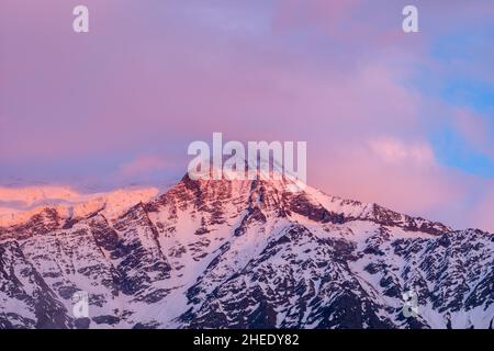 Dieses Landschaftsfoto wurde in Europa, in Frankreich, in den Alpen, in Richtung Chamonix, im Sommer aufgenommen. Wir sehen den Panoramablick auf die Aiguille du Gouter in Stockfoto