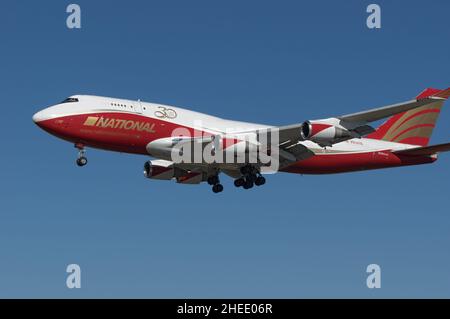 National Airlines '30th Anniversary Livery' Boeing 747-446(BCF) mit der Registrierung N936CA, die am LAX bei Endanflug gezeigt wird. Stockfoto