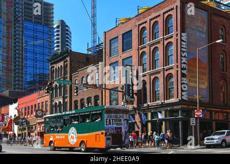 Nashville, TN, USA - 21. September 2019: Old Town Trolley Tour Busfahrten von Country-Musikstar Dierks Bentleys Whiskey Row Bar im beliebten Broadw Stockfoto