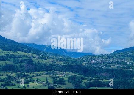 Dieses Landschaftsfoto wurde in Europa, in Frankreich, in den Alpen, in Richtung Chamonix, im Sommer aufgenommen. Wir sehen die Stadt Combloux, umgeben von grünen Wäldern Stockfoto