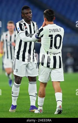 Paulo Dybala aus Juventus (R) feiert mit Moise Kean (L) nach einem Tor von 1-1 während der italienischen Meisterschaft Serie A Fußballspiel zwischen AS Roma und Juventus FC am 9. Januar 2022 im Stadio Olimpico in Rom, Italien - Foto: Federico Proietti/DPPI/LiveMedia Stockfoto