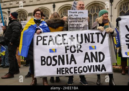 Während der Demonstration halten die Demonstranten ein Banner. Die Diaspora von Bosnien und Herzegowina und Unterstützer der Einheit des Landes versammelten sich auf dem Parliament Square in London, um auf eine potenzielle neue bosnische Krise aufmerksam zu machen. Nachdem die bosnischen Serben die Arbeit der Zentralregierung blockiert hatten, wurden die Befürchtungen über einen landesweiten Zusammenbruch in ihrer größten Krise seit dem Krieg von 1990s neu geweckt. Stockfoto