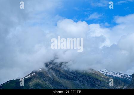 Dieses Landschaftsfoto wurde in Europa, in Frankreich, in den Alpen, in Richtung Chamonix, im Sommer aufgenommen. Wir können die Wolken von der Spitze der Roches Merles sehen Stockfoto