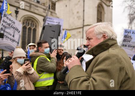 Bob Stewart, britischer Abgeordneter und ehemaliger UN-Kommandant in Bosnien, spricht während der Kundgebung. Die Diaspora von Bosnien und Herzegowina und Unterstützer der Einheit des Landes versammelten sich auf dem Parliament Square in London, um auf eine potenzielle neue bosnische Krise aufmerksam zu machen. Nachdem die bosnischen Serben die Arbeit der Zentralregierung blockiert hatten, wurden die Befürchtungen über einen landesweiten Zusammenbruch in ihrer größten Krise seit dem Krieg von 1990s neu geweckt. Stockfoto