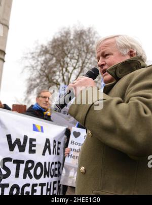 Bob Stewart, britischer Abgeordneter und ehemaliger UN-Kommandant in Bosnien, spricht während der Kundgebung. Die Diaspora von Bosnien und Herzegowina und Unterstützer der Einheit des Landes versammelten sich auf dem Parliament Square in London, um auf eine potenzielle neue bosnische Krise aufmerksam zu machen. Nachdem die bosnischen Serben die Arbeit der Zentralregierung blockiert hatten, wurden die Befürchtungen über einen landesweiten Zusammenbruch in ihrer größten Krise seit dem Krieg von 1990s neu geweckt. Stockfoto