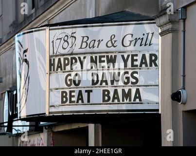 Athen, Georgia, USA. 10th Januar 2022. Teamgeist für die Georgia Bulldogs, die im Zentrum von Athen, Georgia, der Heimat der University of Georgia, zu sehen sind, da ihr Team heute Abend bei der College Football Playoff National Championship 2022 in Indianapolis der University of Alabama Crimson Tide gegenüberstehen wird. (Bildquelle: © Brian Cahn/ZUMA Press Wire) Stockfoto