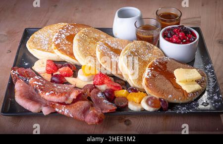 Pfannkuchen und Erdbeertörtchen mit Rahm. Stockfoto
