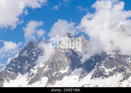 Dieses Landschaftsfoto wurde in Europa, in Frankreich, in den Alpen, in Richtung Chamonix, im Sommer aufgenommen. Wir sehen die Aiguille de Blaitiere und die Aiguille du Pl Stockfoto