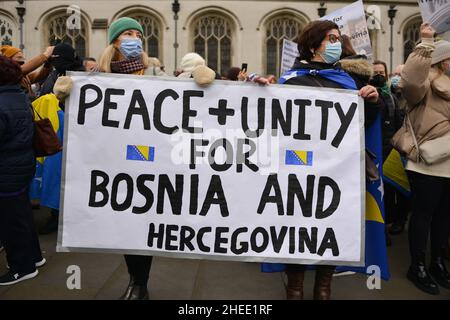 Während der Demonstration halten die Demonstranten ein Banner. Die Diaspora von Bosnien und Herzegowina und Unterstützer der Einheit des Landes versammelten sich auf dem Parliament Square in London, um auf eine potenzielle neue bosnische Krise aufmerksam zu machen. Nachdem die bosnischen Serben die Arbeit der Zentralregierung blockiert hatten, wurden die Befürchtungen über einen landesweiten Zusammenbruch in ihrer größten Krise seit dem Krieg von 1990s neu geweckt. Stockfoto