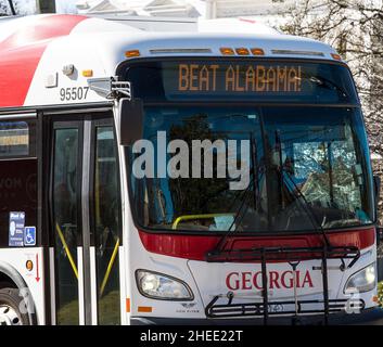 Athen, Georgia, USA. 10th Januar 2022. Teamgeist für die Georgia Bulldogs, die im Zentrum von Athen, Georgia, der Heimat der University of Georgia, zu sehen sind, da ihr Team heute Abend bei der College Football Playoff National Championship 2022 in Indianapolis der University of Alabama Crimson Tide gegenüberstehen wird. (Bildquelle: © Brian Cahn/ZUMA Press Wire) Stockfoto