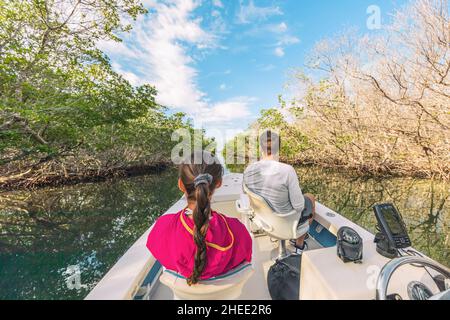 Bootstour in den Everglades, Florida, USA. Beliebte Touristenattraktion von den Keys, Miami, Orlando. Menschen, die auf einer geführten Fahrt zum Seufzen der Wildnis sind Stockfoto