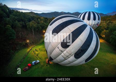 Heißluftballon, der La Fageda d' en Jordà und das vulkanische Gebiet von Olot, den Naturpark der vulkanischen Zone von La Garrotxa und die Berge auf dem fliegt Stockfoto