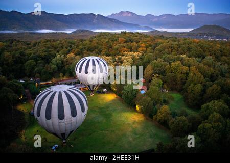 Heißluftballon, der La Fageda d' en Jordà und das vulkanische Gebiet von Olot, den Naturpark der vulkanischen Zone von La Garrotxa und die Berge auf dem fliegt Stockfoto