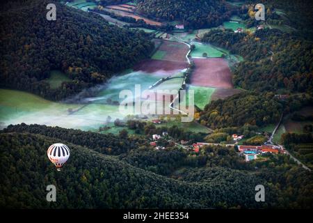 Heißluftballon, der La Fageda d' en Jordà und das vulkanische Gebiet von Olot, den Naturpark der vulkanischen Zone von La Garrotxa und die Berge auf dem fliegt Stockfoto