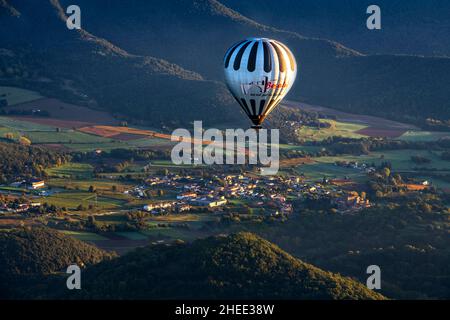 Heißluftballon, der La Fageda d' en Jordà und das vulkanische Gebiet von Olot, den Naturpark der vulkanischen Zone von La Garrotxa und die Berge auf dem fliegt Stockfoto