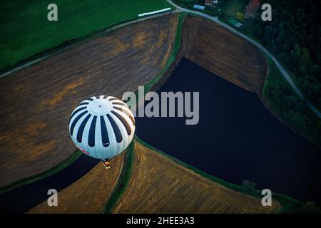 Heißluftballon, der La Fageda d' en Jordà und das vulkanische Gebiet von Olot, den Naturpark der vulkanischen Zone von La Garrotxa und die Berge auf dem fliegt Stockfoto