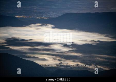 Fliegen über Heißluftballon mit La Fageda d' en Jordà und dem vulkanischen Gebiet von Olot, dem Naturpark der vulkanischen Zone von La Garrotxa und dem Berg Stockfoto