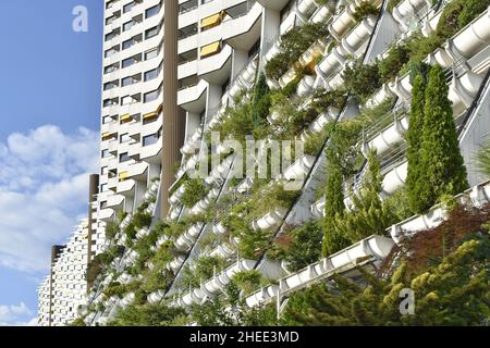 Wohnpark Alterlaa - Moderne Wohnanlage, Fassade mit Pflanzen. Erbaut 1970s in Wien Österreich. Stockfoto