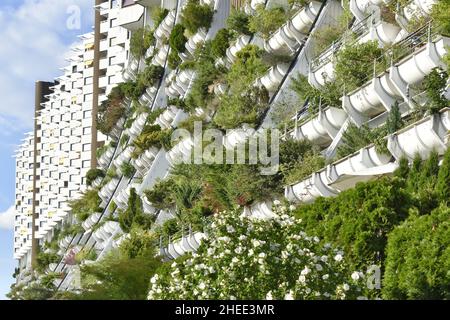 Wohnpark Alterlaa - Moderne Wohnanlage, Fassade mit Pflanzen. Erbaut 1970s in Wien Österreich. Stockfoto