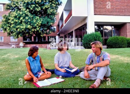 Springfield, Missouri, USA 8. August 2006: Doktoranden entspannen sich auf dem Campus Rasen. Stockfoto