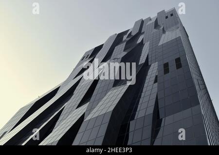 DC Tower 1 - Moderne Wahrzeichen Wolkenkratzer Außenansicht aus dem niedrigen Winkel, entworfen vom französischen Architekten Dominique Perrault in Wien Österreich. Stockfoto