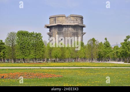 Flak Tower (Flak) Blockhaus Turm aus dem Jahr WW2 im Augarten Park, Wien Österreich. Stockfoto