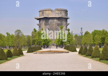 Flak Tower (Flak) Blockhaus Turm aus dem Jahr WW2 im Augarten Park, Wien Österreich. Stockfoto