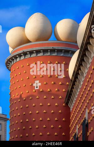 Fassade des Dali-Museumstheaters mit den surrealistischen Kreationen von Salvador Dali in Figueres, Katalonien, Costa Brava, Spanien Stockfoto