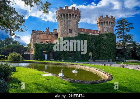 Das Schloss Peralada befindet sich in Peralada Katalonien Spanien. Es wurde ursprünglich in IX gebaut. Schloss Castell de Peralada. Sitz der mittelalterlichen Dynastie von Stockfoto