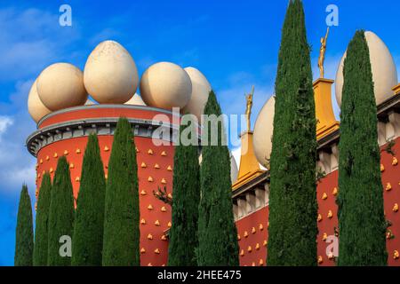 Fassade des Dali-Museumstheaters mit den surrealistischen Kreationen von Salvador Dali in Figueres, Katalonien, Costa Brava, Spanien Stockfoto