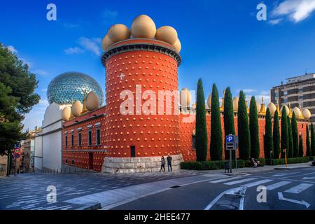 Fassade des Dali-Museumstheaters mit den surrealistischen Kreationen von Salvador Dali in Figueres, Katalonien, Costa Brava, Spanien Stockfoto