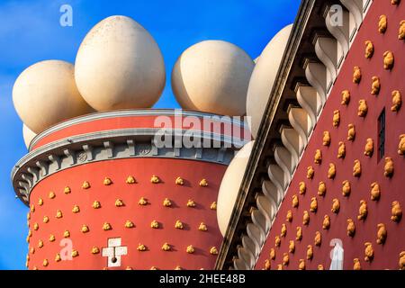 Fassade des Dali-Museumstheaters mit den surrealistischen Kreationen von Salvador Dali in Figueres, Katalonien, Costa Brava, Spanien Stockfoto