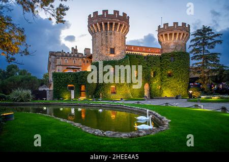 Das Schloss Peralada befindet sich in Peralada Katalonien Spanien. Es wurde ursprünglich in IX gebaut. Schloss Castell de Peralada. Sitz der mittelalterlichen Dynastie von Stockfoto