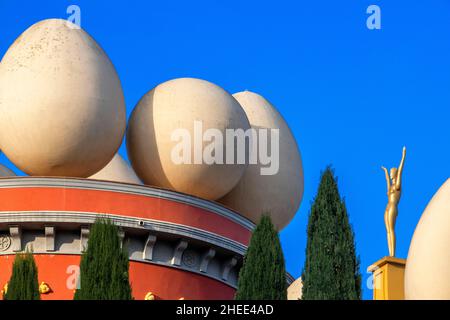 Fassade des Dali-Museumstheaters mit den surrealistischen Kreationen von Salvador Dali in Figueres, Katalonien, Costa Brava, Spanien Stockfoto