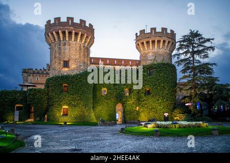 Das Schloss Peralada befindet sich in Peralada Katalonien Spanien. Es wurde ursprünglich in IX gebaut. Schloss Castell de Peralada. Sitz der mittelalterlichen Dynastie von Stockfoto