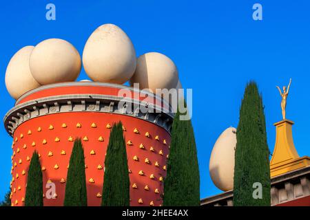 Fassade des Dali-Museumstheaters mit den surrealistischen Kreationen von Salvador Dali in Figueres, Katalonien, Costa Brava, Spanien Stockfoto