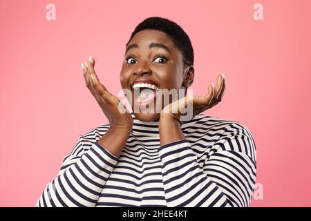 Fröhliche Schwarze Weibliche Schreie Hände In Der Nähe Des Gesichts Halten, Rosa Hintergrund Stockfoto