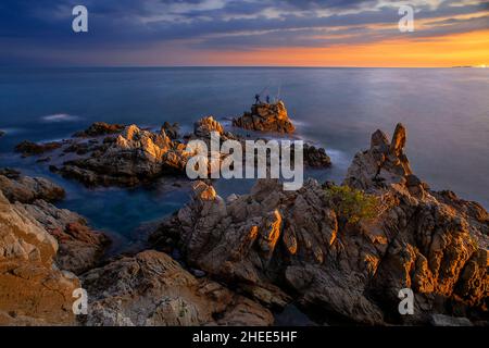 Die Felsen von Cala dels Frares kleine Bucht in einer bewölkten Nacht in Lloret de Mar Costa Brava, Girona, Katalonien, Spanien. Die Camí de ronda außerhalb von Lloret de Stockfoto