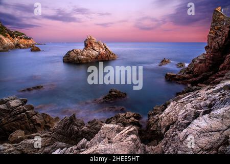 Die Felsen von Cala dels Frares kleine Bucht in einer bewölkten Nacht in Lloret de Mar Costa Brava, Girona, Katalonien, Spanien. Die Camí de ronda außerhalb von Lloret de Stockfoto