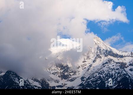Dieses Landschaftsfoto wurde in Europa, in Frankreich, in den Alpen, in Richtung Chamonix, im Sommer aufgenommen. Wir sehen den Mont Blanc und die Aiguille du Gouter versteckt Stockfoto