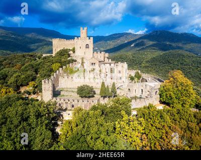 Das von Wald umgebene Schloss von Requesens, der Gipfel des Neulos Albera Massivs, Alt Emporda, Provinz Girona, Katalonien, Spanien. Wahrscheinlich seit dem 9th Stockfoto