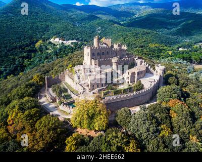 Das von Wald umgebene Schloss von Requesens, der Gipfel des Neulos Albera Massivs, Alt Emporda, Provinz Girona, Katalonien, Spanien. Wahrscheinlich seit dem 9th Stockfoto