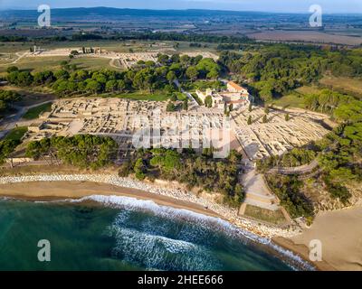 Alte römische Stadt an der archäologischen Stätte von Empúries. Provinz Girona. Katalonien. Spanien. Ampurias, auch bekannt als Empúries, war eine Stadt am Mittelmeer Stockfoto