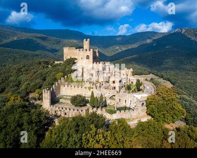 Das von Wald umgebene Schloss von Requesens, der Gipfel des Neulos Albera Massivs, Alt Emporda, Provinz Girona, Katalonien, Spanien. Wahrscheinlich seit dem 9th Stockfoto