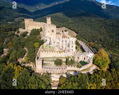 Das von Wald umgebene Schloss von Requesens, der Gipfel des Neulos Albera Massivs, Alt Emporda, Provinz Girona, Katalonien, Spanien. Wahrscheinlich seit dem 9th Stockfoto