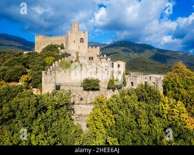 Das von Wald umgebene Schloss von Requesens, der Gipfel des Neulos Albera Massivs, Alt Emporda, Provinz Girona, Katalonien, Spanien. Wahrscheinlich seit dem 9th Stockfoto